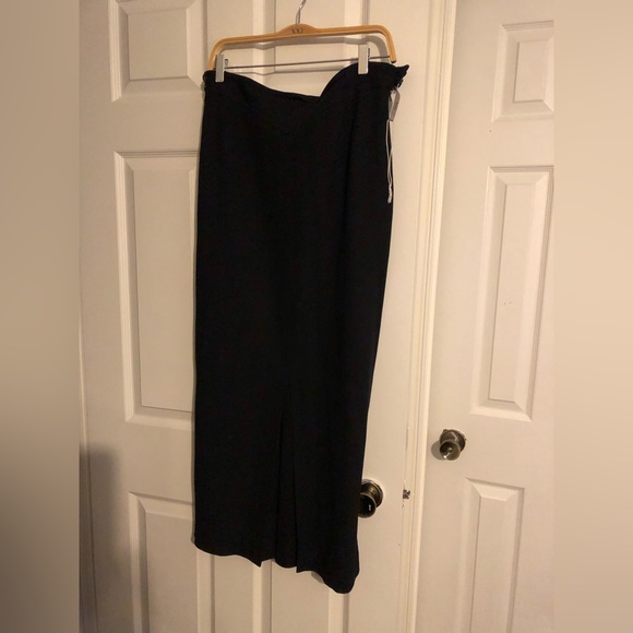Never worn skirt - Picture 2 of 2